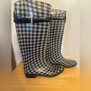 LAUREN RALPH LAUREN Womens
Rossalyn Il Houndstooth Rain Boots
Size 8B 11768 G15